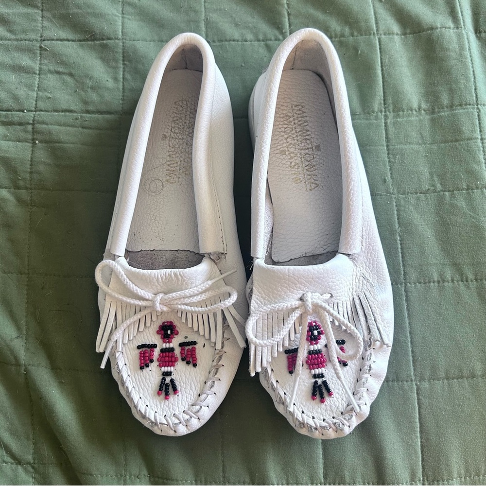 White Minnetonka moccasins loafers size 9
